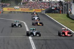 Нико Росберг, Mercedes AMG F1 Team и Кими Райкконен, Scuderia Ferrari
