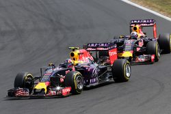 Даниил Квят, Red Bull Racing (впереди), и Даниэль Риккардо, Red Bull Racing