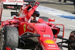 Winnaar Sebastian Vettel, Ferrari SF15-T viert in parc ferme