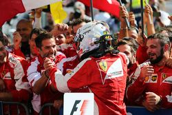 Победитель гонки - Себастьян Феттель, Ferrari празднует в закрытом парке