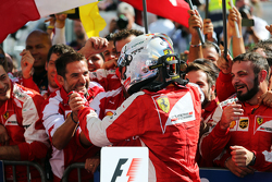 Il vincitore Sebastian Vettel, Ferrari, festeggia nel parco chiuso