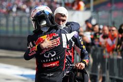 Daniel Ricciardo, Red Bull Racing en Daniil Kvyat, Red Bull Racing vieren in parc ferme