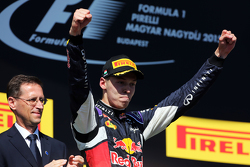 Даниил Квят, Red Bull Racing, празднует второе место на подиуме