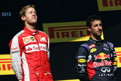 El ganador, Sebastian Vettel, Ferrari celebra con Daniel Ricciardo, Red Bull Racing