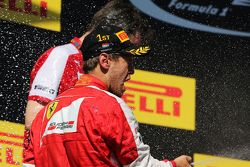 Победитель гонки - Себастьян Феттель, Ferrari празднует на подиуме