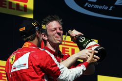 (da sinistra a destra): il vincitore Sebastian Vettel, Ferrari e James Allison, Direttore Tecnico del telaio Ferrari festeggiano sul podio