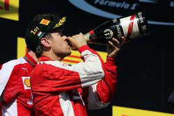 Il vincitore Sebastian Vettel, Ferrari festeggia sul podio