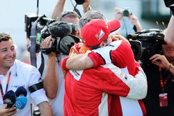 El ganador, Sebastian Vettel, Ferrari celebra con Maurizio Arrivabene, jefe de Ferrari