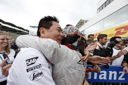 Winner Nobuharu Matsushita, ART Grand Prix hugs Yasuhisa Arai, Head of Motorsport, Honda