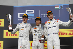 Podium : le deuxième, Stoffel Vandoorne, le vainqueur Nobuharu Matsushita, ART Grand Prix et le troisième, Sergey Sirotkin, Rapax