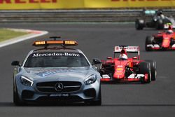 Себастьян Феттель, Ferrari SF15-T лидирует следуя за машиной безопасности