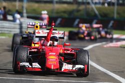 Le vainqueur Sebastian Vettel, Ferrari SF15-T fête sa victoire dans le Parc Fermé