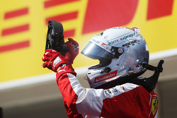 Ganador de la carrera, Sebastian Vettel, Ferrari celebra en el parc ferme