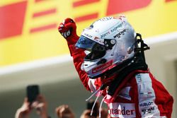 Ganador de la carrera, Sebastian Vettel, Ferrari celebra en el parc ferme