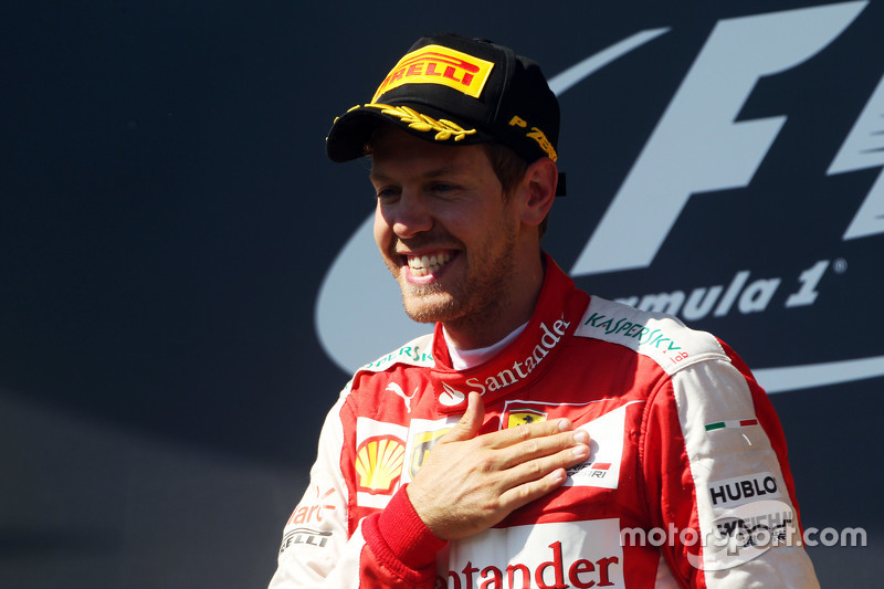 Juara balapan Sebastian Vettel, Ferrari merayakan di podium