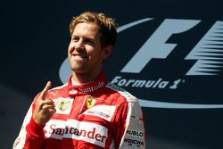 Ganador de la carrera, Sebastian Vettel, Ferrari celebra en el podio