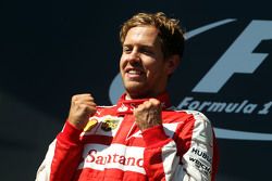 Ganador de la carrera, Sebastian Vettel, Ferrari celebra en el podio