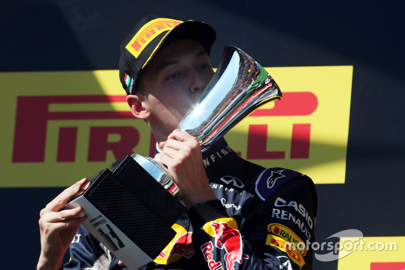 Daniil Kvyat, Red Bull Racing merayakan posisi keduanya di podium