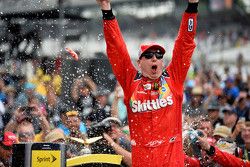 Race winner Kyle Busch, Joe Gibbs Racing Toyota