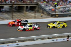Jamie McMurray, Chip Ganassi Racing Chevrolet and Jeff Gordon, Hendrick Motorsports Chevrolet and Matt Kenseth, Joe Gibbs Racing Toyota