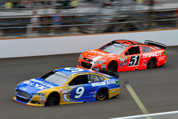 Sam Hornish Jr., Richard Petty Motorsports Ford and Justin Allgaier, HScott Motorsports Chevrolet
