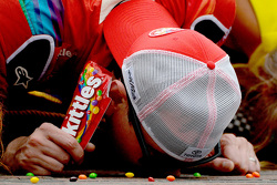 Ganador de la Carrera Kyle Busch, Joe Gibbs Racing Toyota besa los ladrillos