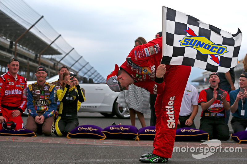 Race winner Kyle Busch, Joe Gibbs Racing Toyota
