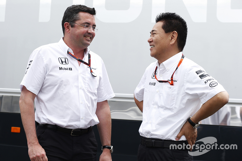 Eric Boullier con Yasuhisa <b>Arai</b>, McLaren at GP de Hungría ...