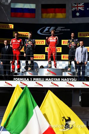 Podium : le vainqueur Sebastian Vettel, Ferrari, le deuxième, Daniil Kvyat, Red Bull Racing, le troisième, Daniel Ricciardo, Red Bull Racing