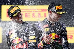 Даниил Квят, Red Bull Racing, второе место, и Даниэль Риккардо, Red Bull Racing, третье место