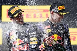 Segundo lugar, Daniil Kvyat, Red Bull Racing y tercer lugar, Daniel Ricciardo, Red Bull Racing