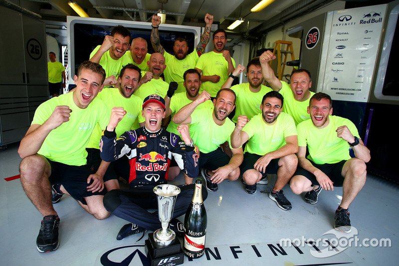 Segundo lugar, Daniil Kvyat, Red Bull Racing celebra con su equipo