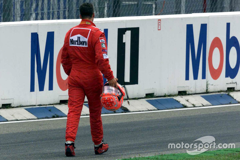 Michael Schumacher, Ferrari vuelve a boxes después de estrellarse en el inicio