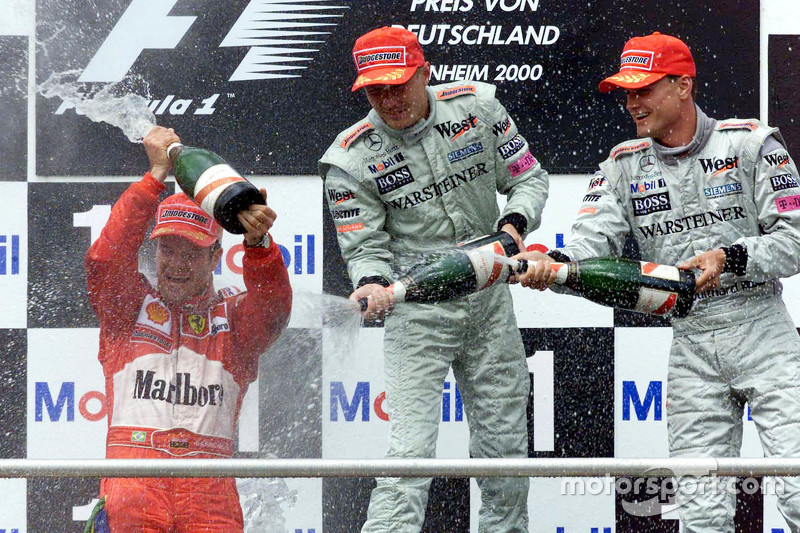 Podium: winnaar Rubens Barrichello, Ferrari, tweede Mika Hakkinen en derde David Coulthard, McLaren