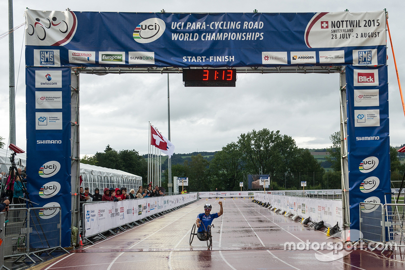 Alex Zanardi competes at the UCI Para-cycling World Championship