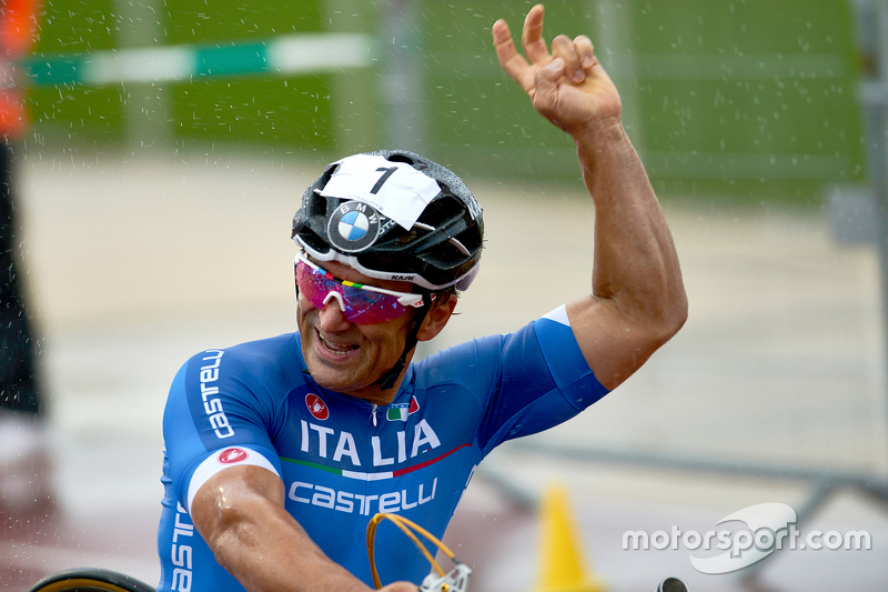 Alex Zanardi competes at the UCI Para-cycling World Championship