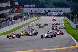 Старт: впереди Макс Дефурни, Strakka Racing
