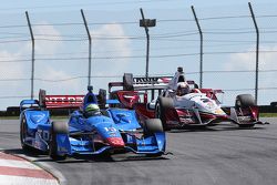 Tony Kanaan, Chip Ganassi Racing Chevrolet y Juan Pablo Montoya, Team Penske Chevrolet