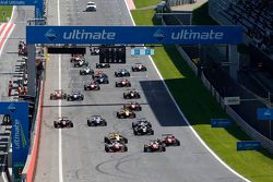 Старт гонки: Джейк Деннис, Prema Powerteam Dallara Mercedes-Benz отнимаетлидерство у Феликса Розенкв