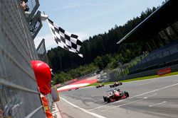 Победитель гонки Джейк Деннис, Prema Powerteam Dallara Mercedes-Benz