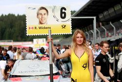 La Grid Girl de Robert Wickens, HWA AG Mercedes-AMG C63 DTM