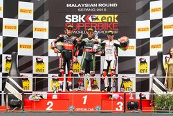 Podium : le deuxième, Chaz Davies, Ducati Team, le vainqueur Jonathan Rea, Kawasaki, et le troisième, Max Biaggi, Aprilia Racing Team