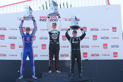 Podio: ganador de la carrera Graham Rahal, Rahal Letterman Lanigan Racing Honda, el segundo lugar Ju