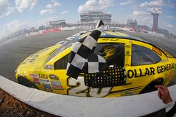 Ganador de la carrera Matt Kenseth, Joe Gibbs Racing celebra