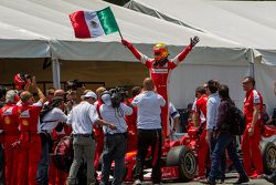 Esteban Gutiérrez, Ferrari F60 celebra con una bandera de México