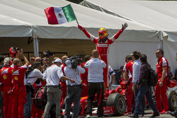 Esteban Gutiérrez, Ferrari F60 celebra con una bandera de México