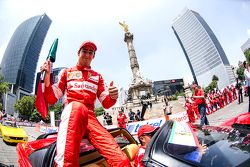 Esteban Gutiérrez con una bandera de México festeja en la columna del Angel de la Independencia durante Scuderia Ferrari Street Demo en la Ciudad de México