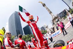 Esteban Gutiérrez con una bandera de México festeja en la columna del Angel de la Independencia dura