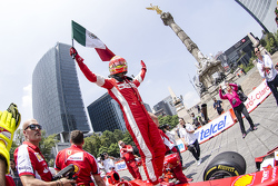 Esteban Gutiérrez con una bandera de México festeja en la columna del Angel de la Independencia dura