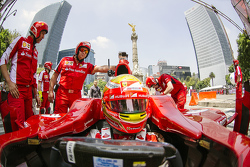 Esteban Gutiérrez, Ferrari F60 de fondo la columna del Angel de la Independencia durante Scuderia Fe